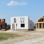 Из чего лучше строить дом в 2026 году: кирпич, газобетон или каркас